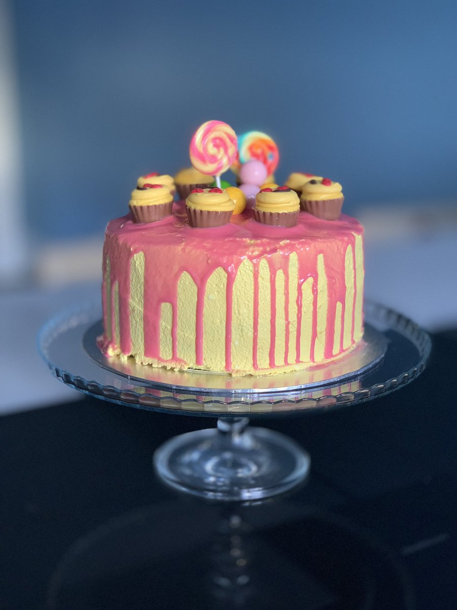 KarinAlphen's tweet photo. Ventje is weer thuis, tijd voor een nieuw bakproject. Checkerboard vanillecake met citroen botercrème en witte chocolade ganache
#howtocakeit #htci #yolandagampp #checkerboarddripcake https://t.co/ck1HshGFuB