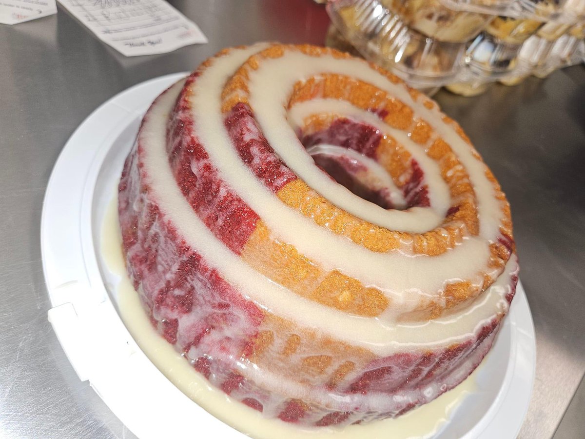 _ascorpiosdiary's tweet photo. Red velvet cream cheese swirled pound cake.. Smash or Pass? https://t.co/yzW8fuXO7w
