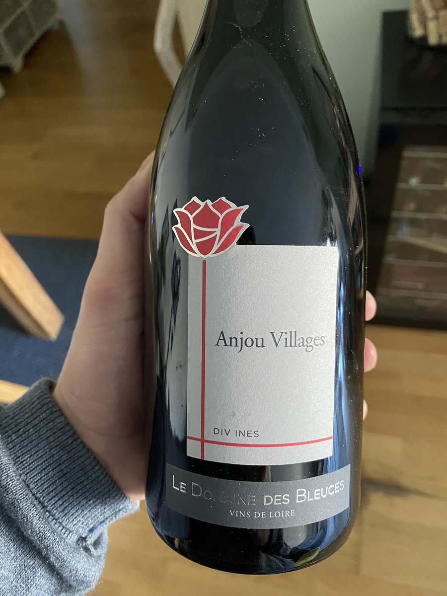 curuvinos's tweet photo. Hoy degustamos un Anjou Villages (vale del Loira) y postaremos un video en portugués muy pronto! Saludos https://t.co/VteOo9FQ6e