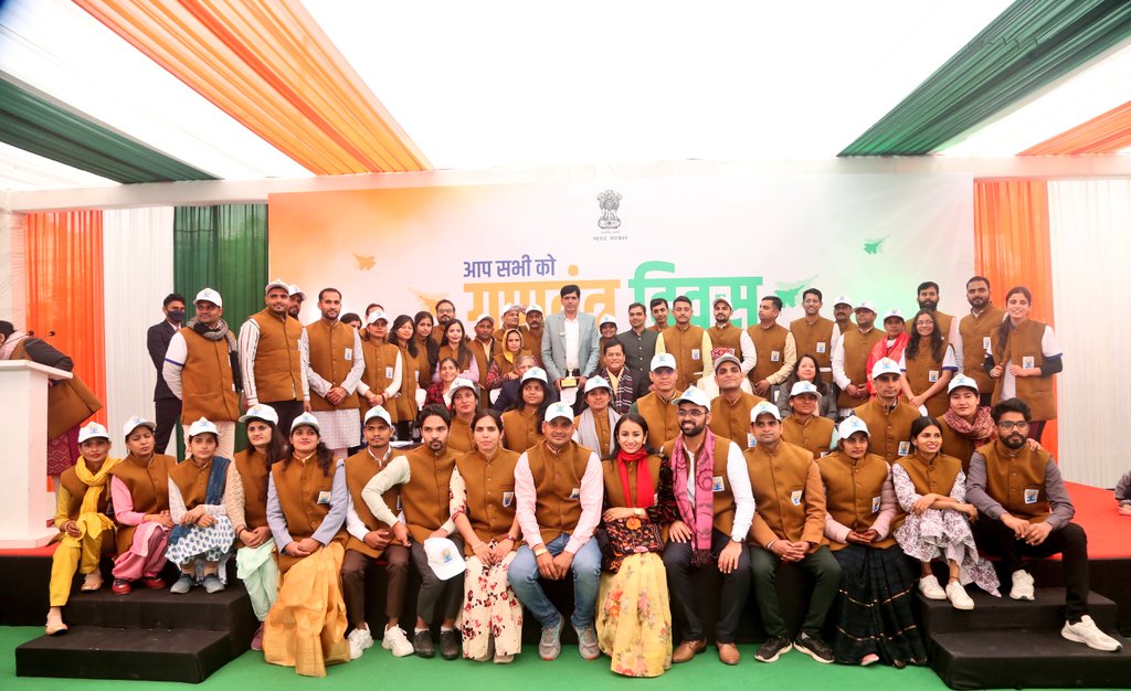 Yoga teachers are providing exemplary healthcare services through Ayush Health &amp; Wellness Centres across the country. 291 such teachers from various states were invited to witness the #RepublicDay parade at #KartavyaPath today.

Glad to meet them after the ceremony. Their zeal &amp;