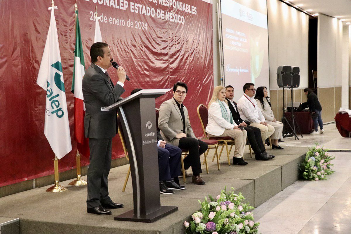 Conalep_Edomex's tweet photo. La actualización es prioridad institucional, por ello el Mtro. Miguel Ángel Hernández Espejel, Srio. de Educación y nuestra Dir.ª Gral., la Dra. Rocío Serrano B., aperturan la capacitación estatal de directivos, responsables y enlaces del #conalepmex

#ElPoderDeServir https://t.co/QasIlqbJZD