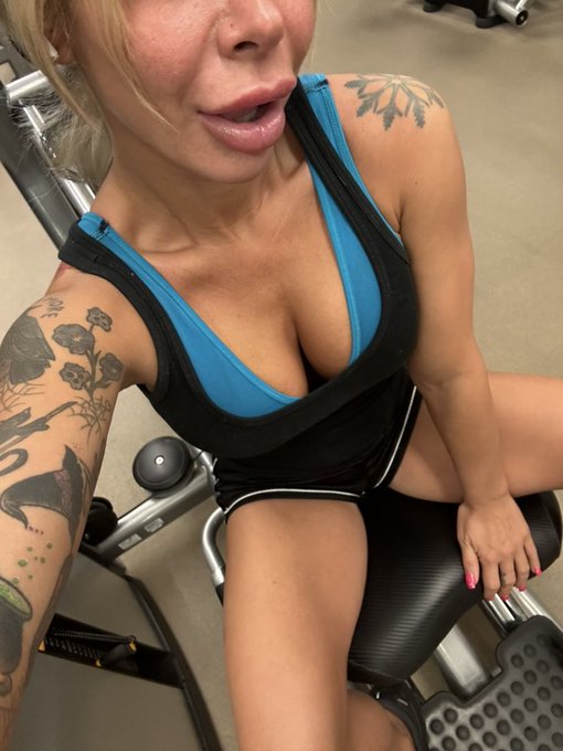 If you told me last year I&rsquo;d be in the gym at 6am in Vegas I&rsquo;d never believe it.. but we made it! https://t<a href="/tag/barbie"class="tags"><span>#barbie</span></a>