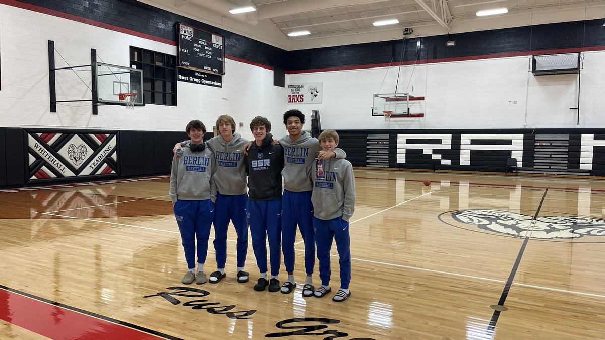 My guys here 💪 <a href="/derekgoodman23/">Derek Goodman</a> <a href="/NoahGamble17/">Noah Gamble</a> <a href="/bradymyers2024/">Brady Myers</a> <a href="/AndreDowdy21/">Andre</a> respecting those that came before them.  Special place for me and Coach Barrett