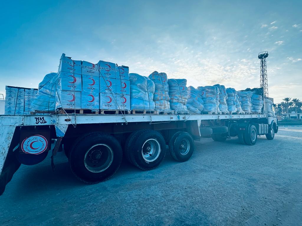 FatmaMericYlmaz's tweet photo. Gazze için 1.500 ton yardım malzemesini ve ambulansları yükleyerek uğurladığımız gemiden yardım malzemelerinin tahliye işlemi sürüyor. 

TIR’lara yüklenen yardım malzemeleri, Refah Sınır Kapısı üzerinden Gazze’ye giriş yaparak yaralara biraz olsun ilaç olacak. #Gazze https://t.co/K9DAMEaSmh