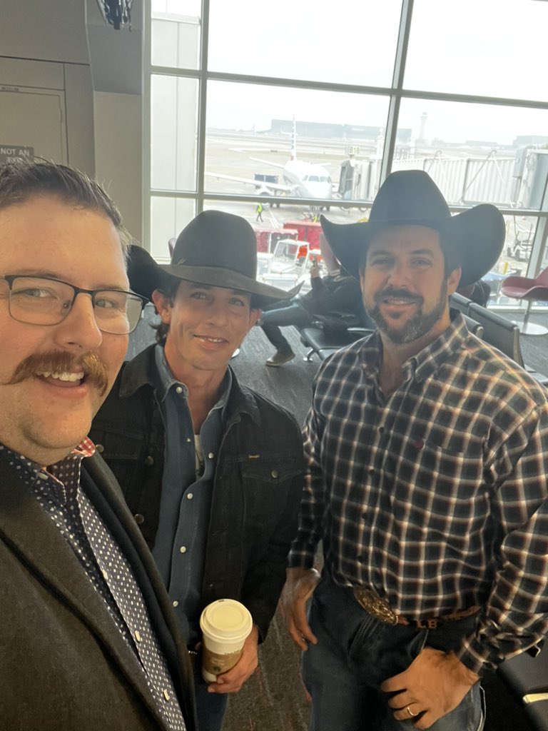 sandmanN_02's tweet photo. When cool people are on your plane. https://t.co/9ZRW0Ioctm