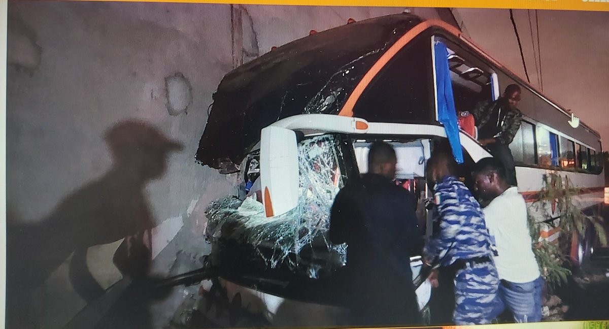 eliaborras's tweet photo. Dimarts a la nit vam tenir un accident a Abidjan quan tornàvem de Yamoussoukro. Una seixantena de periodistes hi anàvem ja que era un bus organitzat per la #CAN2023 . Alguns ferits greus i altres no tant, en tot cas vam tenir sort. https://t.co/cmBZdpJv4r