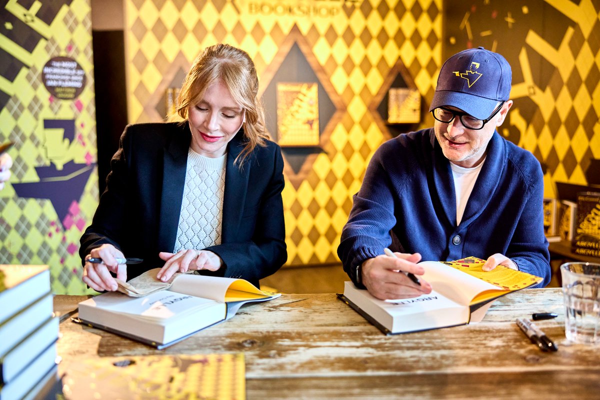 Bryce Dallas Howard e Matthew Vaughn autografando algumas cópias do livro Argylle, em Londres.
E se a Bryce fosse a autora do livro? 🤔