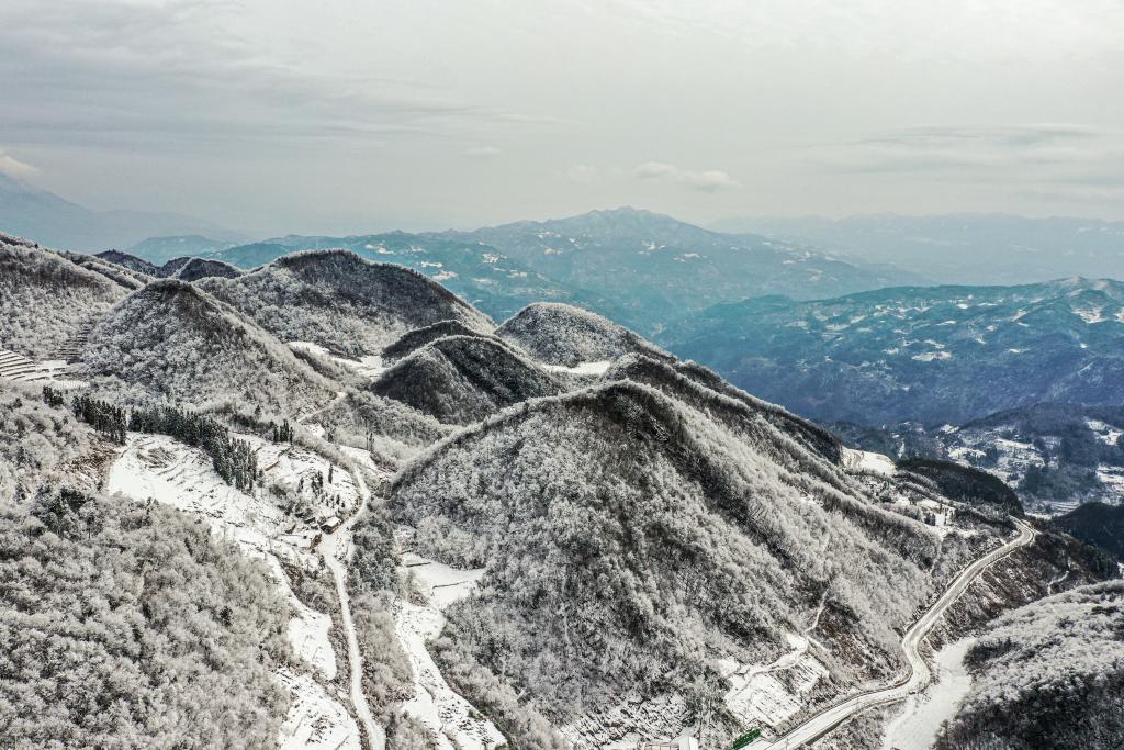 Paisagem de neve da Montanha Wushan em Chongqing

(Créditos: Xinhua/Tang Yi)