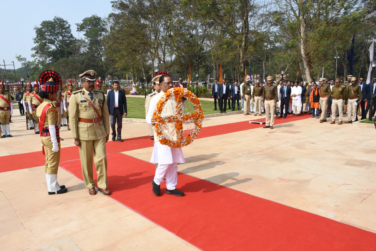 On the eve of 75th Republic Day, along with Honble Chief Minister of Chhattisgarh Shri Vishnu Deo Sai & dignitaries paid tributes to Martyrs who made supreme sacrifice to safeguard democratic values in Bastar. #RepublicDayParade #Bastar #Police #Martyrs #RDP2024 #Bastarpolice