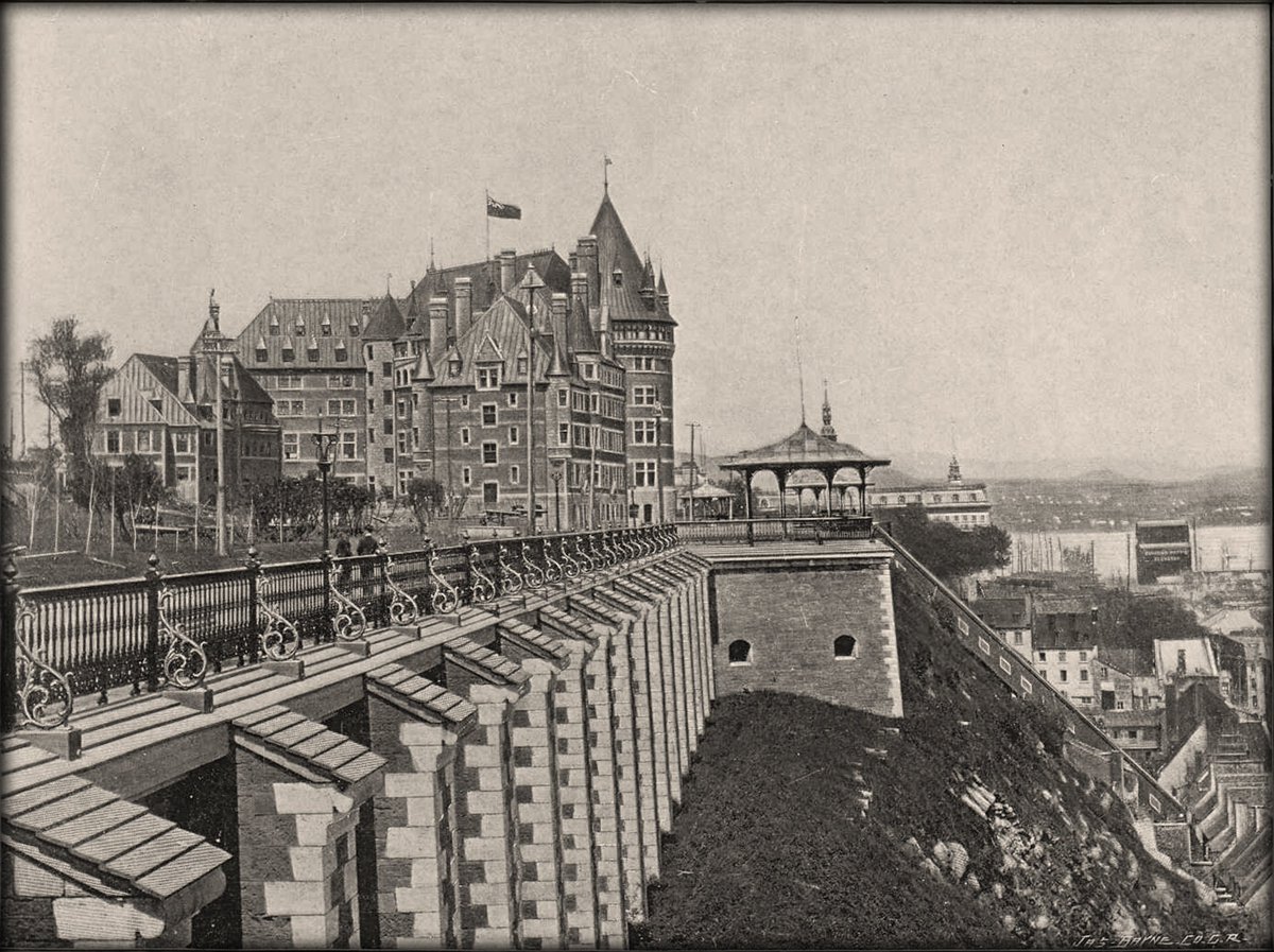 ArchVillequebec's tweet photo. La date devrait être vers 1893 ....
Voici le Château Frontenac à sa première version !
Il faut remarquer :
- l'absence du kiosque Princesse Louise ( Au 1884 )
- La présence des 2 canons russe ( toujours présent aujourd'hui )
- La présence d'un seul bâtiment sur la rue des carrières
Pour une vue de nos jours :
https://t.co/Z0MeedG1dk
