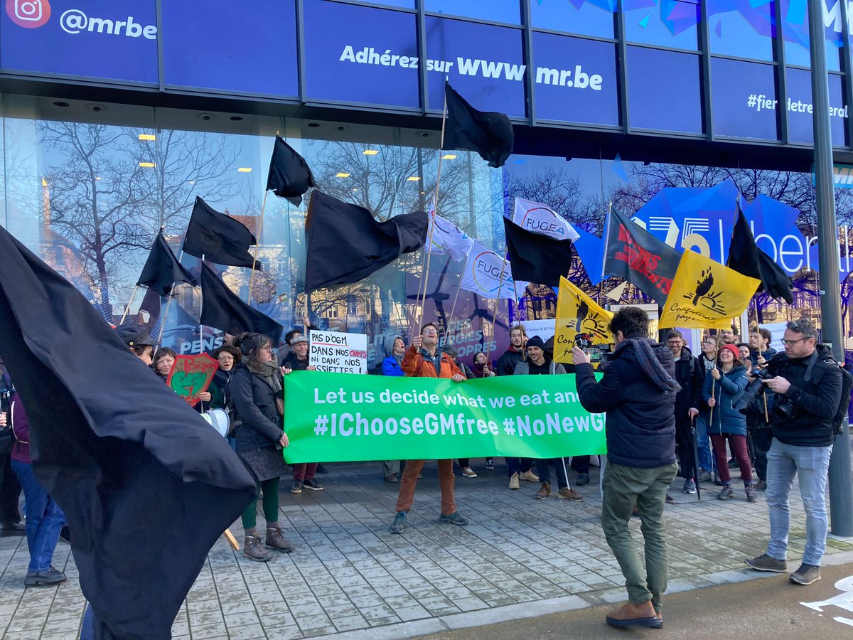 A 12h15 ce matin les agriculteurs de flandre, wallonie, Pays-bas et France manifestent contre la dérégulation des #NGT soutenus par la  @fugea et @LeMAP_be  #nouveauxOGM #NoNewGMOs