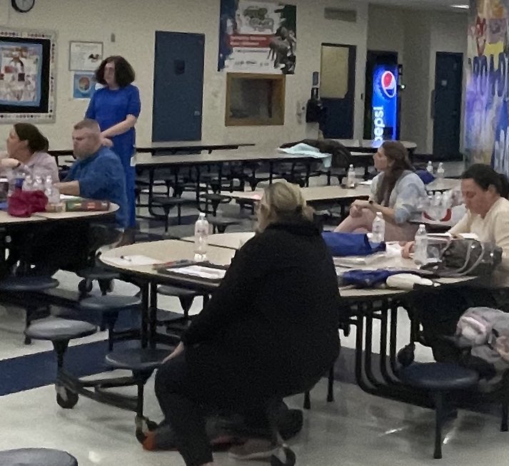 I had a great time presenting @RESRocks ‘s Literacy Night about the importance of phonemic awareness and phonics! The parents were engaged in drawing rhymes to make learning fun! @CCSchoo1s @swilson_ccs
