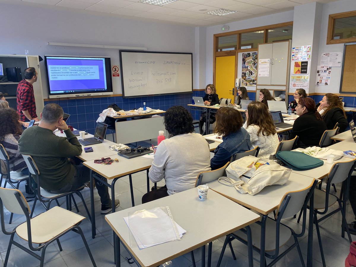Formación entre docentes de la @eoizamora sobre los usos de #Lumio y #hellosmart con Juanjo. #EOIZA_Formación