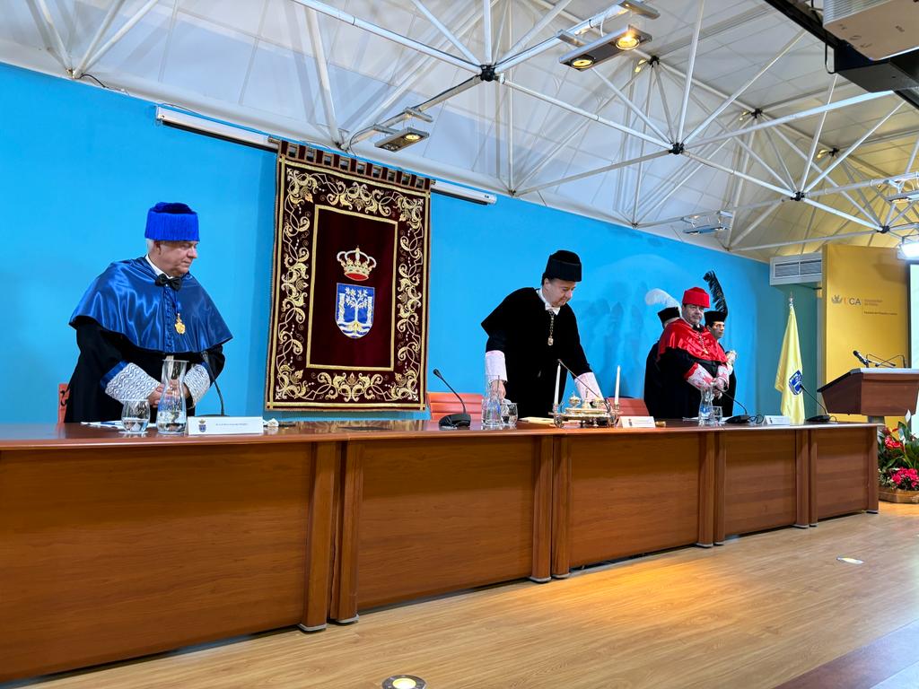 univcadiz's tweet photo. El rector de la Universidad de Cádiz, Casimiro Mantell preside en el aula Magna de la Facultad de Filosofía y Letras del Campus de Cádiz, el solemne acto de Investidura de nuevos Doctores y Doctoras. https://t.co/CYB7WnPYvz