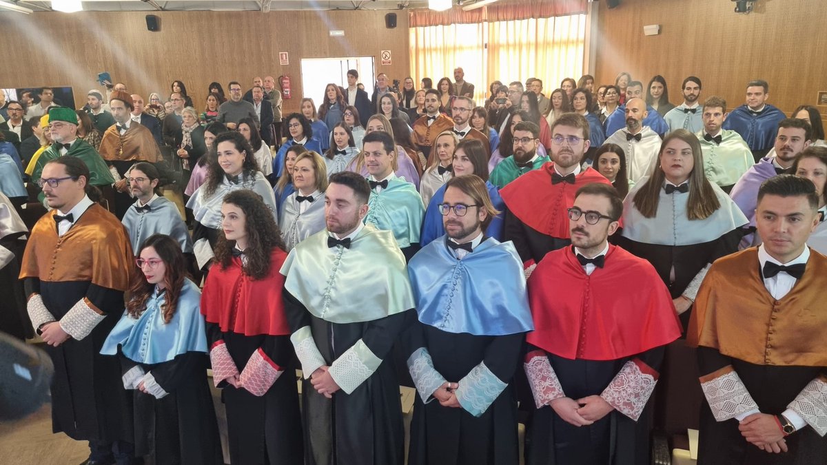 univcadiz's tweet photo. El rector de la Universidad de Cádiz, Casimiro Mantell preside en el aula Magna de la Facultad de Filosofía y Letras del Campus de Cádiz, el solemne acto de Investidura de nuevos Doctores y Doctoras. https://t.co/CYB7WnPYvz