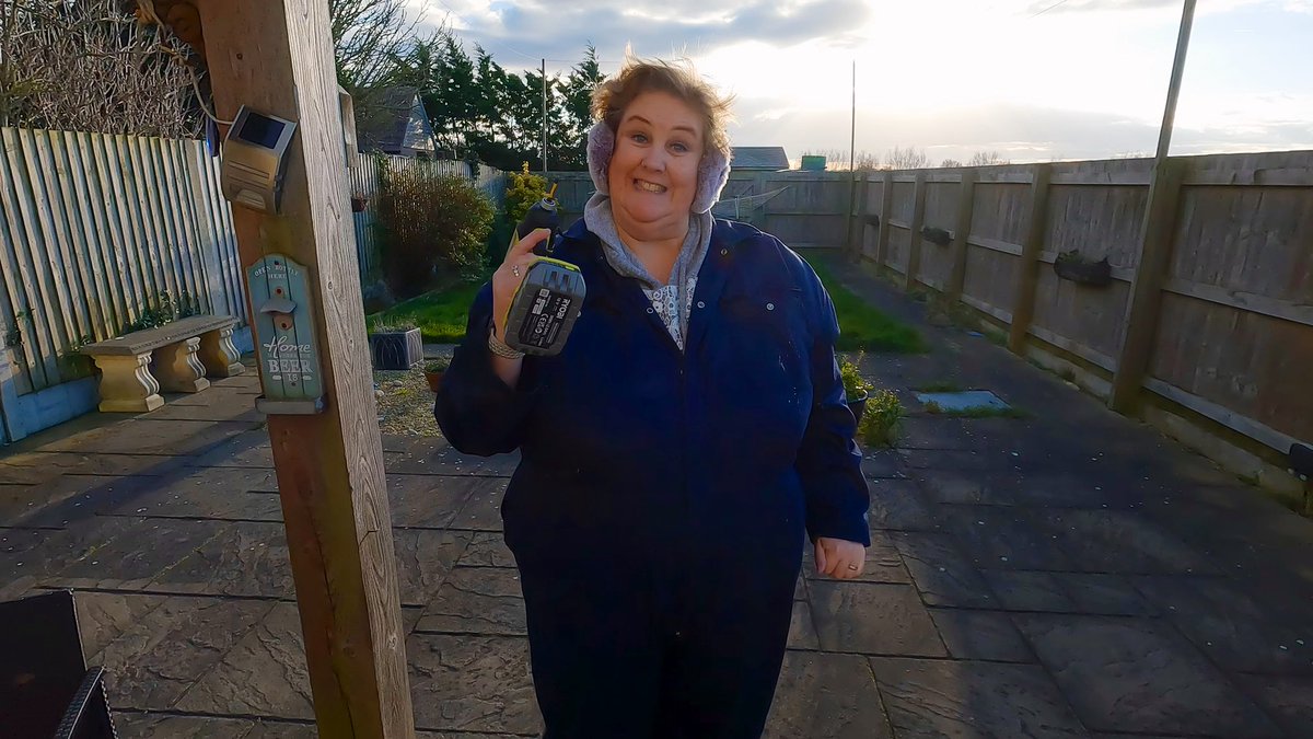 No campervan conversion video this week, we have been busy building. Next video in this series will be available at 18h00 GMT, Tue 30 January.