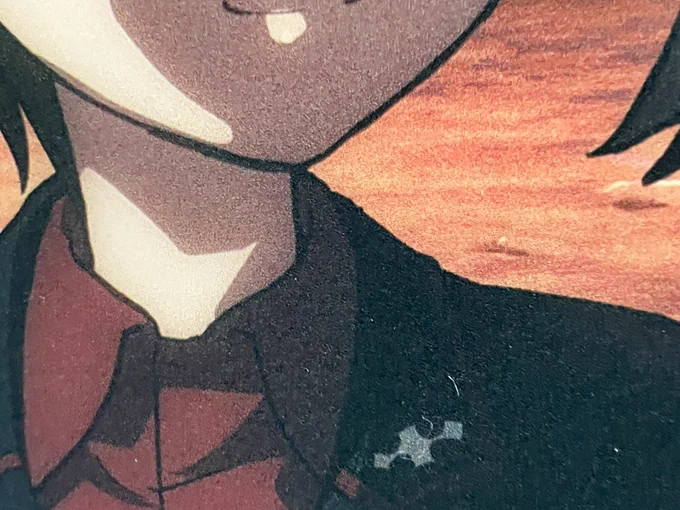 最近の版権絵では合わせ目が右寄りに描かれることもあるから普通に比翼ボタンかなあ