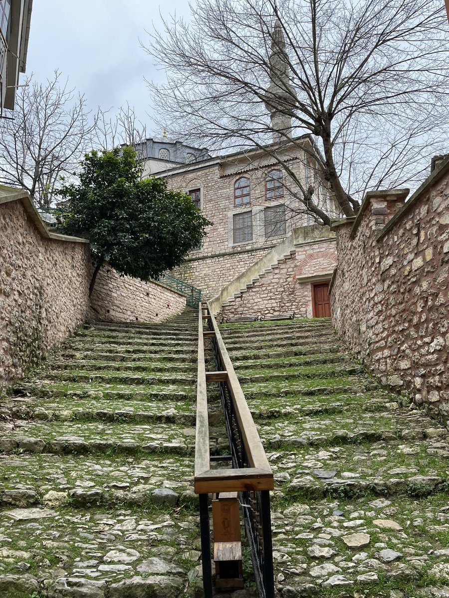 Zamanda yolculuğa çıkaran taş dokusuyla Üsküdar Kaptanpaşa Camii🌿