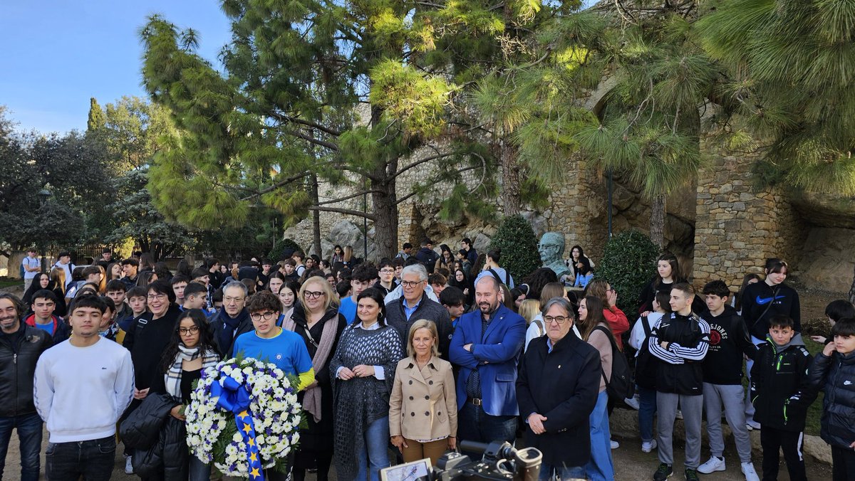 Junts_TGN's tweet photo. ✡ 🕎 Avui vigília del #diainternacionalenmemoriadelesvictimesdelholocaust al #campdemart hem fet homenatge a les víctimes amb les Escoles Ambaixadors del Parlament Europeu a Catalunya.
🇪🇺 Fem una ofrena floral al monument per honrar la memòria dels desapareguts al 1945.
👇🏻 https://t.co/dgcBAsYWsJ
