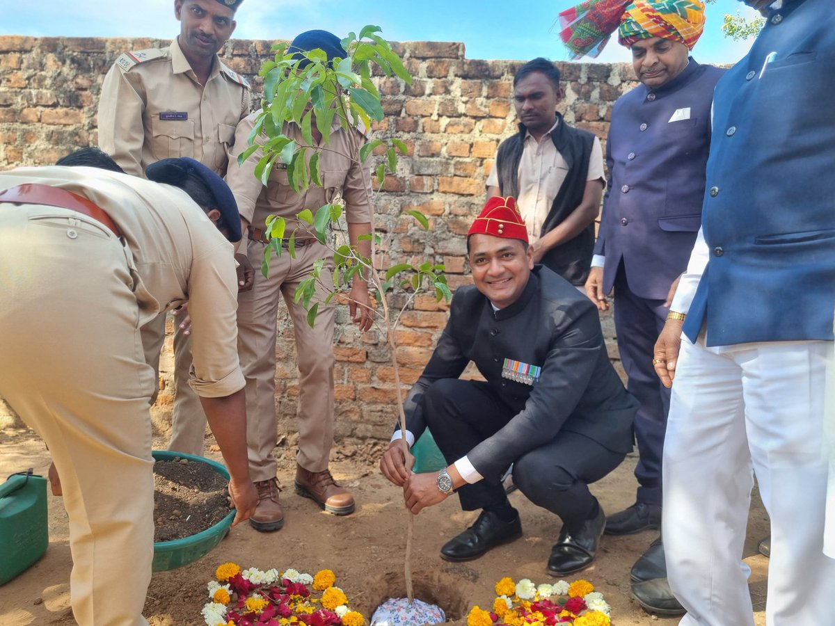 Today,met Tadvi Masurbhai,a selfless farmer from Mandav village. He donated half his land for the village primary school and cleared his standing corn crop for Republic Day celebrations.Honored to plant the first tree on his generous donation. #farmerswithheart #IncredibleIndia