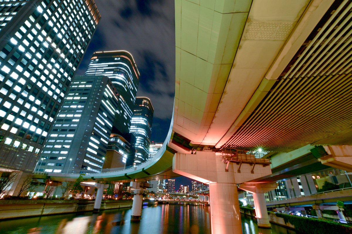 中之島ジャンクションのカーブがカッコ良い。
ビルの合間を駆け抜ける。
大阪　夜景