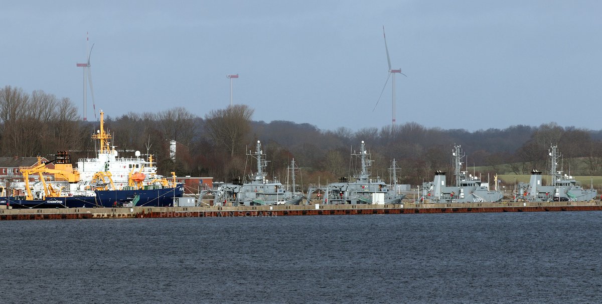 Bild v. gestrigen (25.1.24) Donnerstag: Die #WTD71 hat komplett in den Kranzfelder-Hafen verlegt. Ihre 'Dickschiffe' an der Ostmole: Rechts die nagelneuen Messboote 'Kalkgrund' u 'Stollergrund', mittig 'Kronsort' u 'Helmsand' sowie lks 'Planet'. #Eckernförde @BaainBw