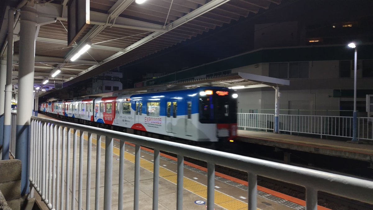 Yazawa0305's tweet photo. 近鉄大阪線の長瀬駅に移動
つどい回送を撮影するため待機
宇治山田行き急行はミャクミャク
#近鉄
#近鉄大阪線
#ミャクミャク
#5820系
#DF52 https://t.co/3K9VPte9sC