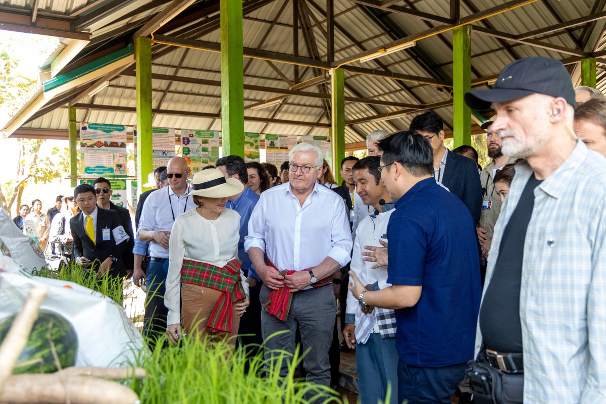 GIZ_Thailand's tweet photo. #GIZ is honoured to welcome 🇩🇪 President #Steinmeier, his spouse, and delegation to the Inclusive Sustainable Rice Landscape #ISRL project in #Ubonratchathani #Thailand to learn about #ricefarming challenges &amp; how to upscale practices towards climate-smart agriculture. https://t.co/dbGqS4KiSP