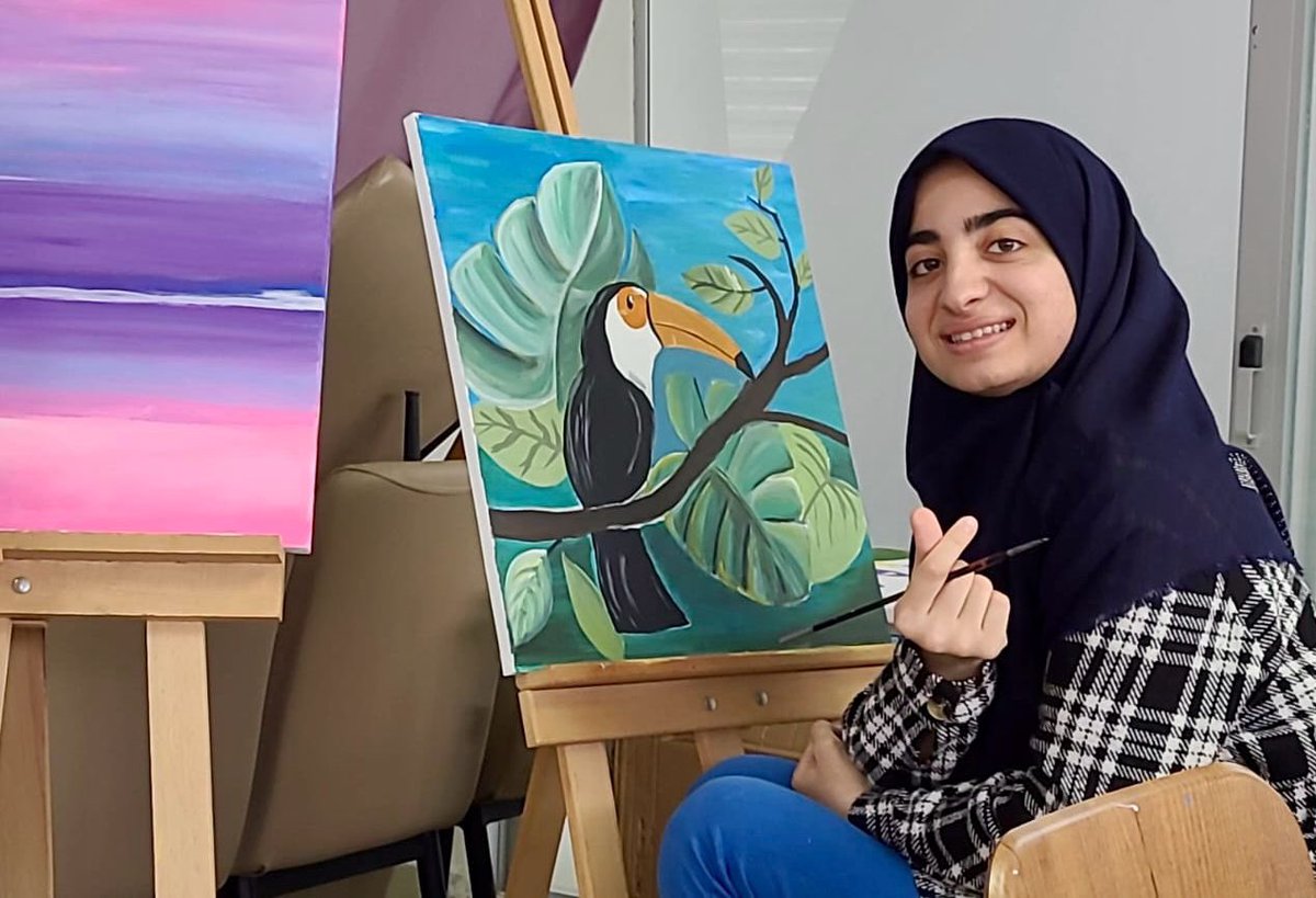 SamsunKYGM's tweet photo. 📍Gülcemal Hatun Yurdu

Resim kursunda öğrencilerimiz kimi zaman doğal güzellikler, varlıklar, canlılar gibi insan hayatında varolan nesneleri, kimi zamansa düşsel komposizyonları resmederek yeteneklerini keşfediyor ve hobilerine devam ediyorlar. https://t.co/ULkk6PQyuF