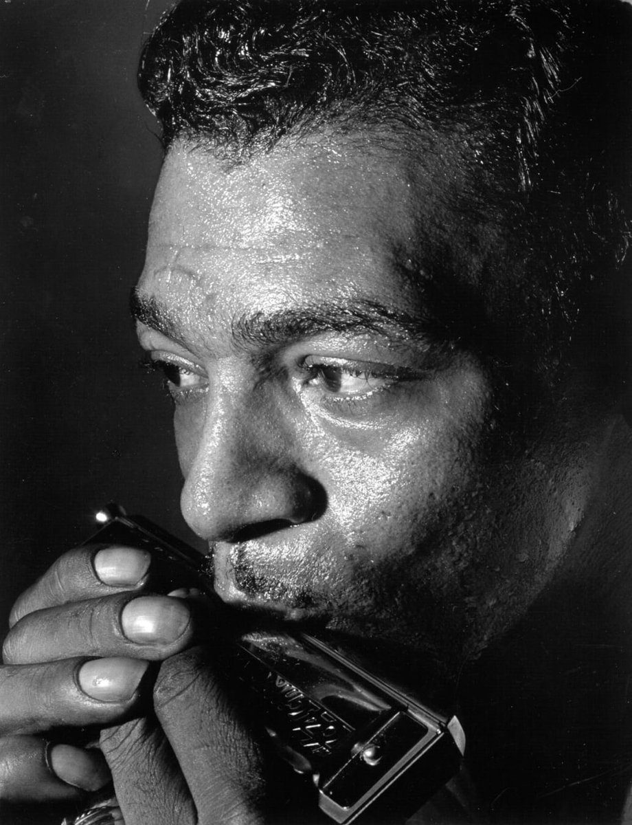 Little Walter's 'Juke' classic 1952 harmonica instrumental
on Checker Records which set the standard for all harp players that followed in his footsteps!
youtube.com/watch?v=uiGpv-…
en.wikipedia.org/wiki/Juke_(ins…
#muddywaters #juniorwells #harmonica #bluesharp