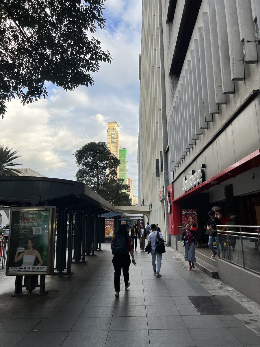 adriansyahyasin's tweet photo. Dari segi walkability, CBD Makati di Manila ini jauh lebih menarik dari Sudirman Thamrin ataupun SCBD

Di Makati ada semua yg Jakarta jarang punya: Mall yang terinterkoneksi dan terintegrasi dengan terminal bus serta stasiun MRT, gedung ramah pedestrian semua karena GSB 0, taman besar di tengah downtown yang terbuka

Keliling-keliling sambil nyari spot nongkrong yang enak pun jadi lebih mudah karena jaringan jalannya walkable. Trotoarnya ramai all day sementara di Sudirman biasanya hanya ramai pagi dan sore saja
