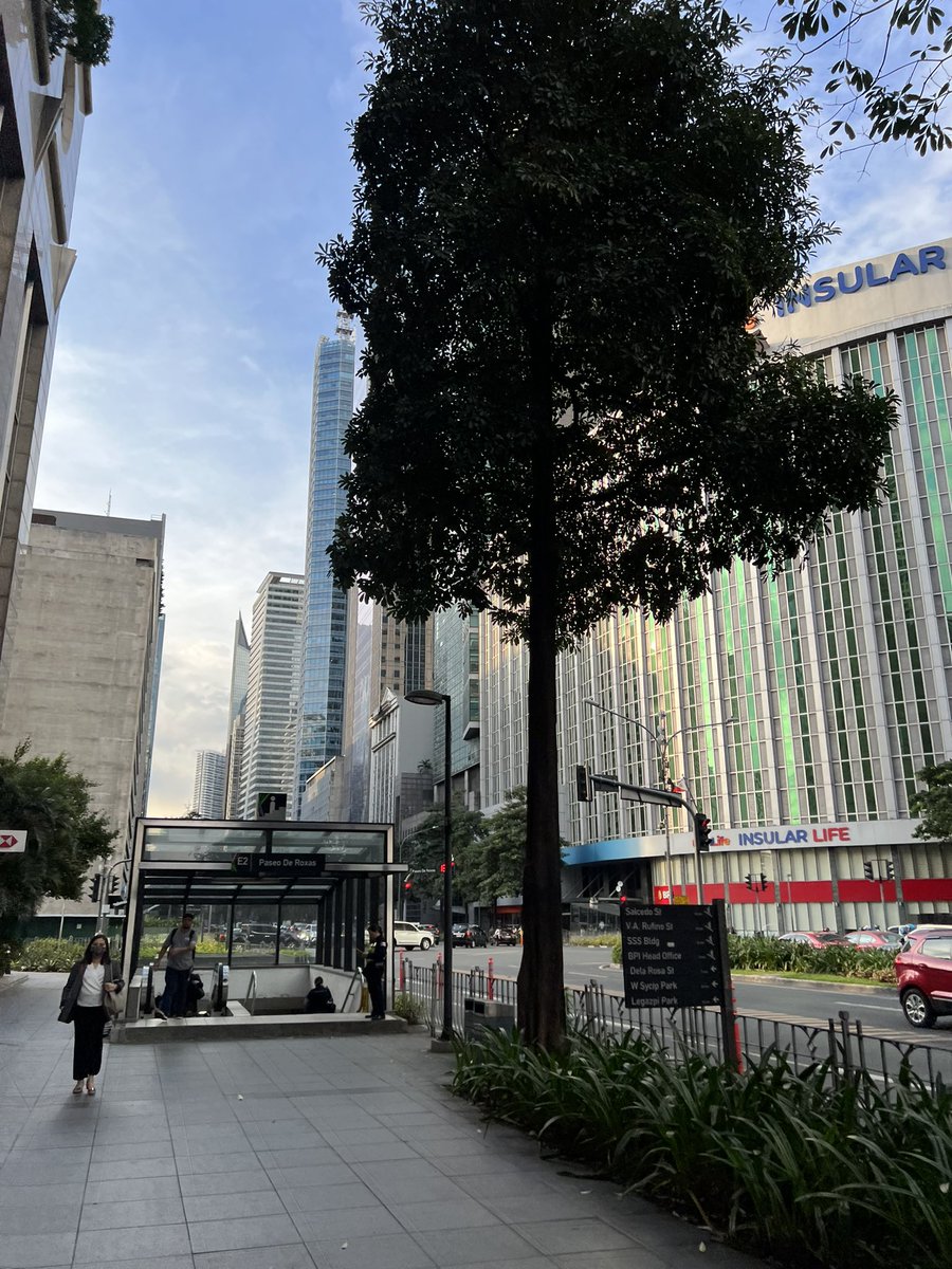 adriansyahyasin's tweet photo. Dari segi walkability, CBD Makati di Manila ini jauh lebih menarik dari Sudirman Thamrin ataupun SCBD

Di Makati ada semua yg Jakarta jarang punya: Mall yang terinterkoneksi dan terintegrasi dengan terminal bus serta stasiun MRT, gedung ramah pedestrian semua karena GSB 0, taman besar di tengah downtown yang terbuka

Keliling-keliling sambil nyari spot nongkrong yang enak pun jadi lebih mudah karena jaringan jalannya walkable. Trotoarnya ramai all day sementara di Sudirman biasanya hanya ramai pagi dan sore saja