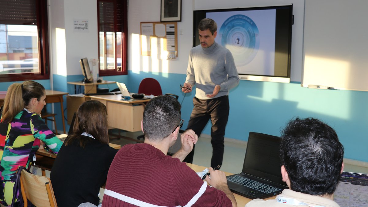 Casvi's tweet photo. Más de 100 profesores de 36 colegios de España (entre ellos #casvivillaviciosa y @CasviTresCantos ), se encuentran en @Casvi, como centro formador IB, para participar en 8 talleres de formación en #metodologíaIB #ProgramaDiploma, organizados por #ACBIE.
https://t.co/Zj3YIbtx2n https://t.co/4WX0V1yeoq