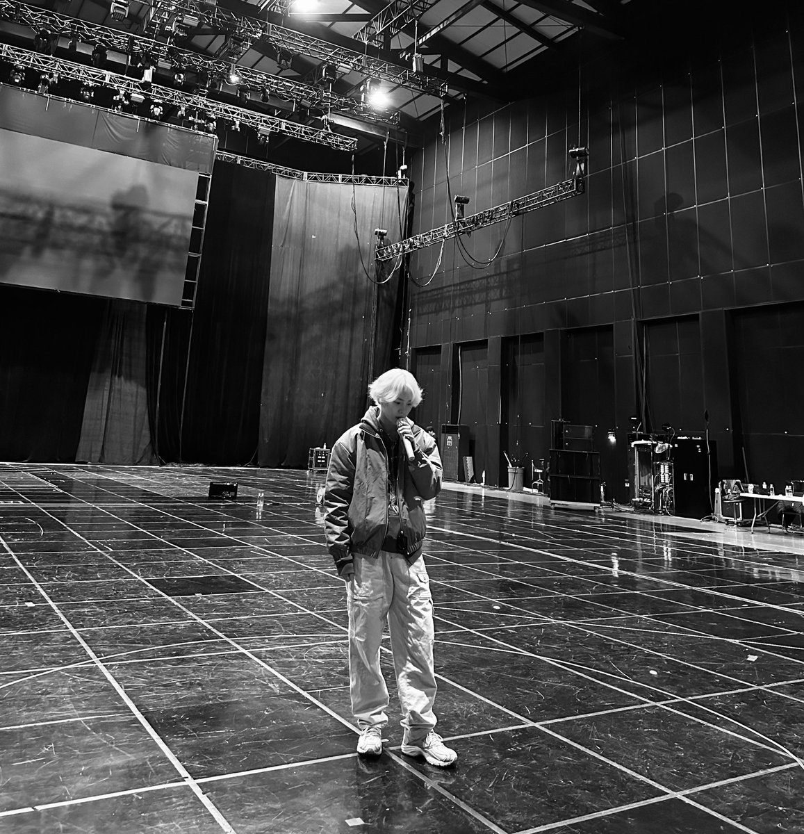Inspection Complete💯

📍올림픽공원 핸드볼경기장 (Olympic Handball Gymnasium)
🗓2024. 1. 27 (SAT) 6PM / 2024. 1. 28 (SUN) 4PM

🔗On-line
Weverse Shop ➫ weverseshop.onelink.me/BZSY/mi2zq98b
Beyond LIVE ➫ beyondlive.com/contents/336

#KEY #키
#SHINee #샤이니
#2024KEYLAND #ONANDON