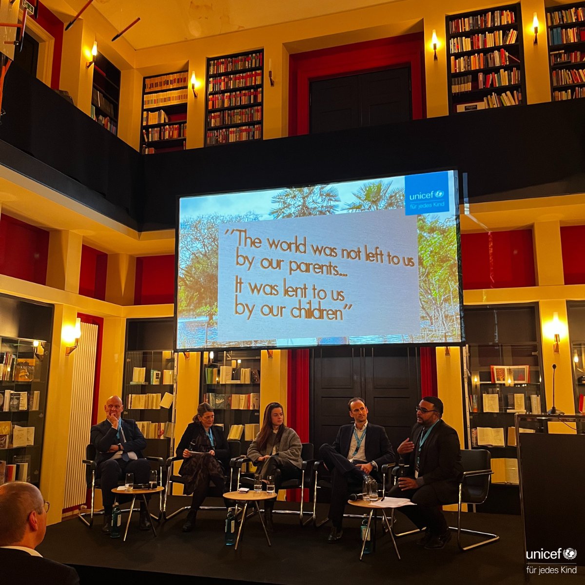 UNICEFgermany's tweet photo. Gemeinsam mit Gästen aus Politik, Wirtschaft und Zivilgesellschaft diskutieren gestern in #Frankfurt Expert*innen von UNICEF & @BMZ_Bund Chancen und Herausforderungen für innovative Klimafinanzierung und stellten die gemeinsame #TodayandTomorrow Initiative als Lösungsansatz vor. https://t.co/kNL8klA8z1