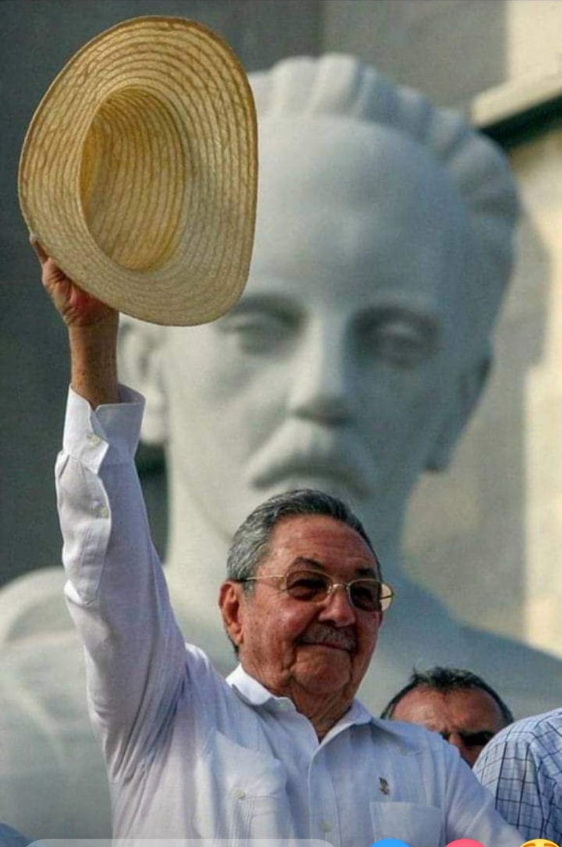 El 26/01/53, en plena dictadura de Batista, se inaugura el Congreso Nacional Martiano en Defensa de los Derechos de los Jóvenes Cubanos: Raúl es uno de los organizadores. El 27/01 está con #Fidel en la Marcha de las Antorchas y el 26/07 en el Moncada: martiano fiel. #MartíVive