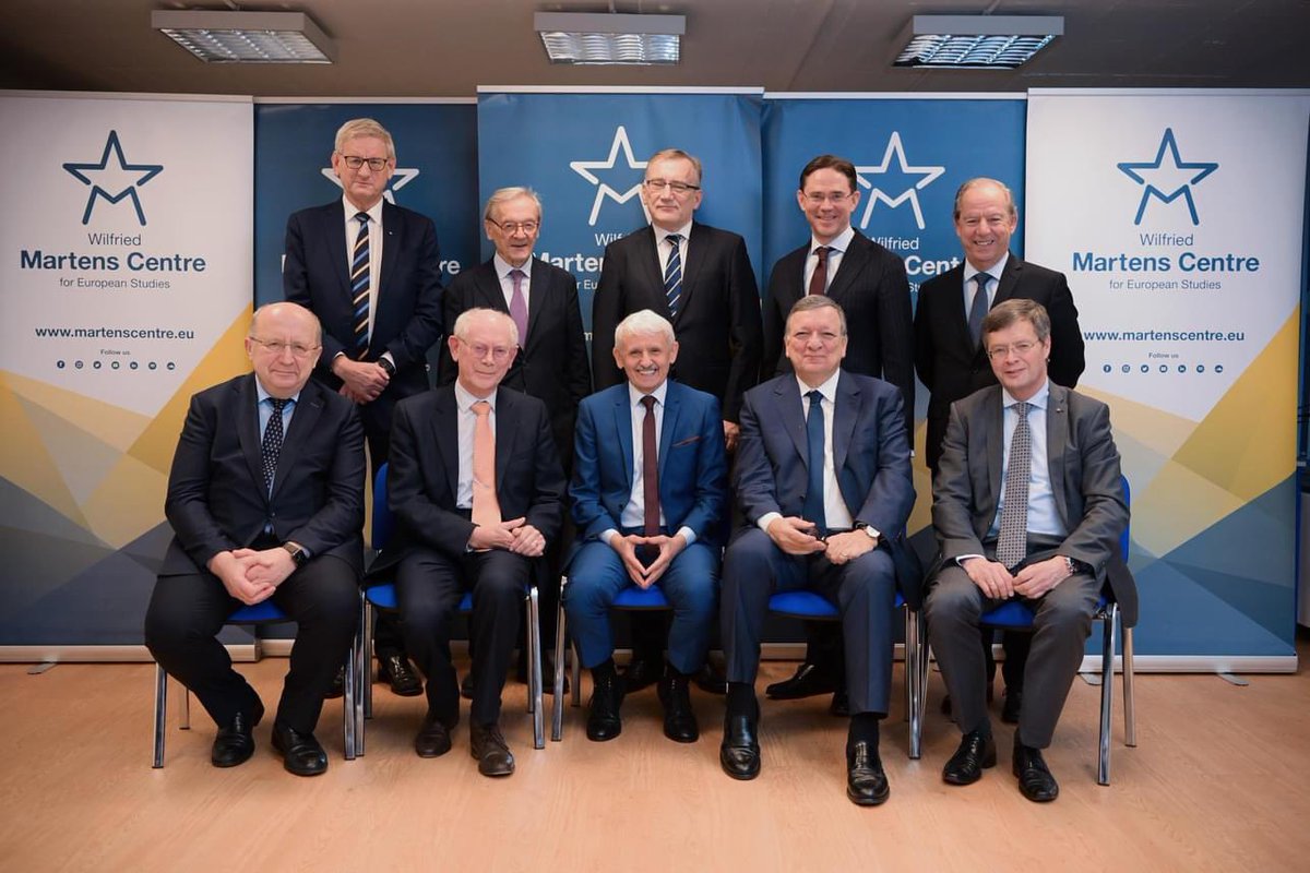 Modri_ES's tweet photo. Skvelá diskusia s kolegami – bývalými premiérmi z rodiny EPP.
Bolo nám potešením privítať lídrov @JMDBarroso a @JuhanParts v čestnej rade Wilfried Martens Centre for European Studies. Ich znalosti ako aj oddanosť hodnotám EÚ sú pri formovaní nášho budúceho úsilia neoceniteľné 🇪🇺 https://t.co/zfRfI30xyf