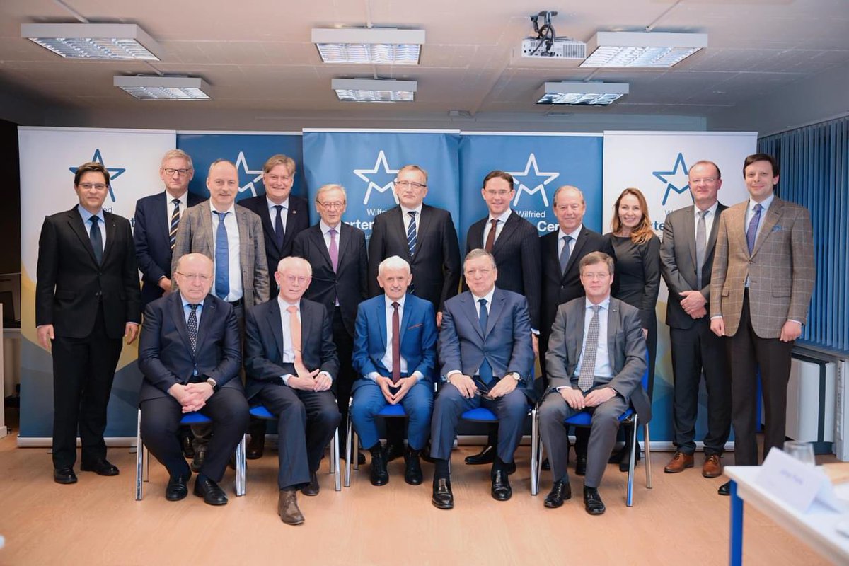 Modri_ES's tweet photo. Skvelá diskusia s kolegami – bývalými premiérmi z rodiny EPP.
Bolo nám potešením privítať lídrov @JMDBarroso a @JuhanParts v čestnej rade Wilfried Martens Centre for European Studies. Ich znalosti ako aj oddanosť hodnotám EÚ sú pri formovaní nášho budúceho úsilia neoceniteľné 🇪🇺 https://t.co/zfRfI30xyf
