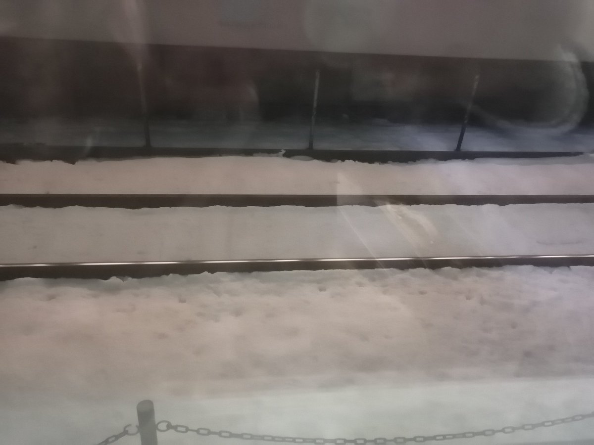 sentyanppp's tweet photo. 米原駅、雪残ってるー( ﾟдﾟ)ﾊｯ! https://t.co/OaMTMbfKj7