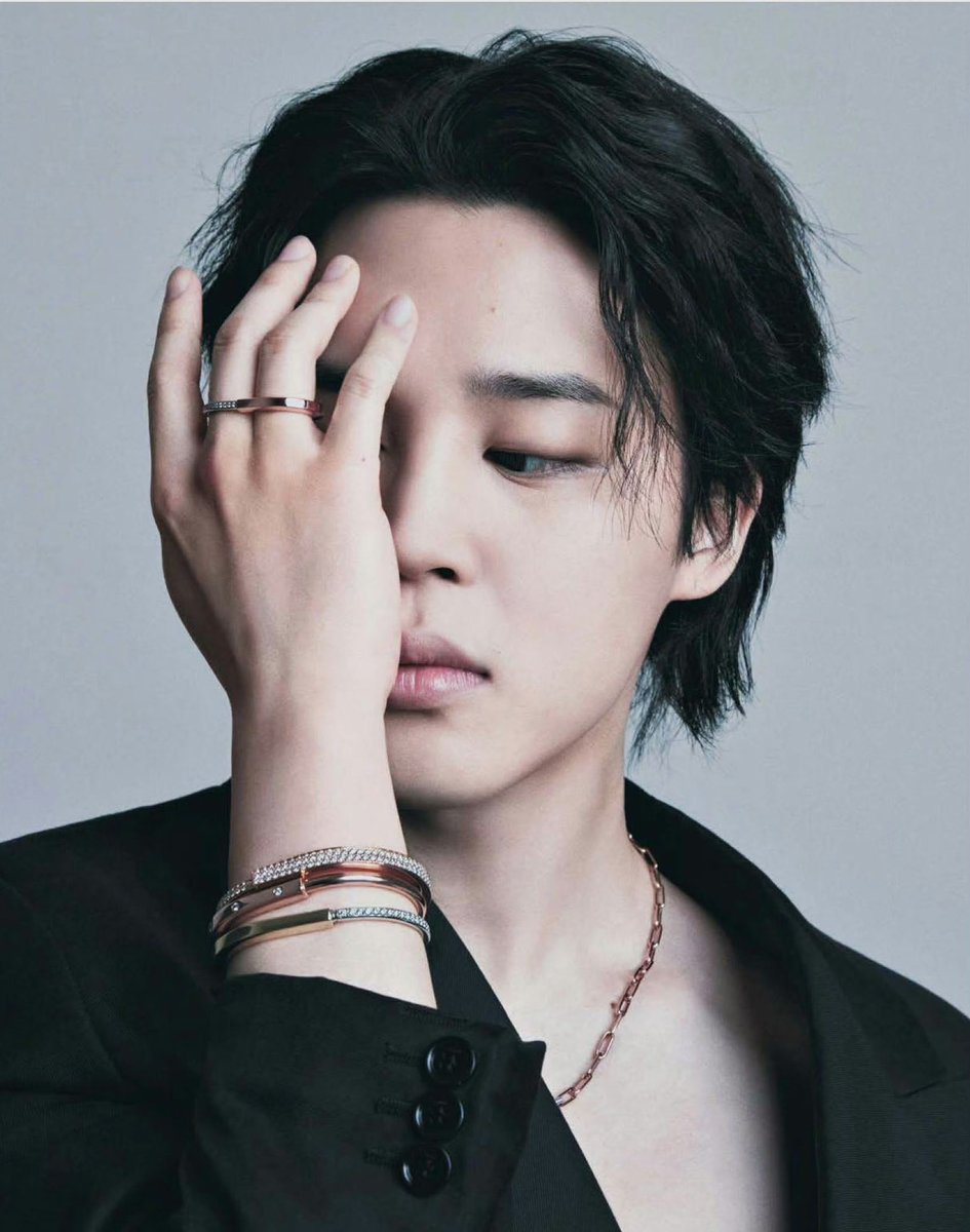 WORLDMUSICAWARD's tweet photo. Harper's Bazaar Japan shares behind-the-scenes preview of #JIMIN rocking #Dior and #Tiffany during his February cover shoot! 👏📽️📰🇯🇵👨‍🎤✨💫🌟🔥👑🤍💜

🔗https://t.co/f1lNgp09ef… 📷https://t.co/kFT4x0eKkm

#JiminxHarpersBazaarJapan 
#JIMINxHarpersBazaarJP 
#JIMINxDIOR 
#JIMINxTIFFANY
