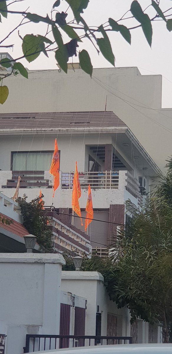 Arshi7Khan's tweet photo. Observation_
Modi gave ppl a task through "Har ghar Tiranga" campaign to test #Nationalism then turned it subtly into putting up #SaffronFlags to test their #Hinduism.
Now Nationalism is overtaken by Hinduism,Tricolor have been majorly replaced by saffron flags #RepublicDayStory https://t.co/mEVkw2LlIt