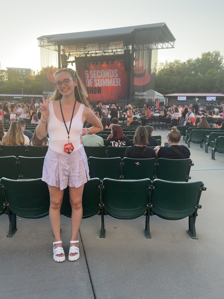 nightomens's tweet photo. anyways take me back to summer and 5sos bc 🥲 https://t.co/Kd8CONQfv3