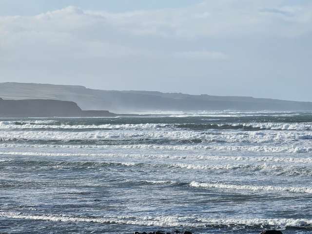 lahinchsurfshop's tweet photo. 8ft+ blown out with a fresh onshore gale, 20knt SW. Air 8C, sea 9.1C, high tide 17:55, low tide 11:40 #SurfReport #Winterwaves https://t.co/NJuWw85Mof