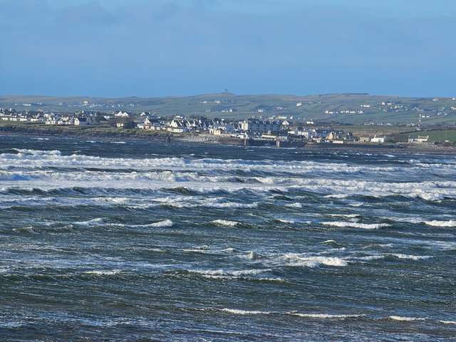 lahinchsurfshop's tweet photo. 8ft+ blown out with a fresh onshore gale, 20knt SW. Air 8C, sea 9.1C, high tide 17:55, low tide 11:40 #SurfReport #Winterwaves https://t.co/NJuWw85Mof