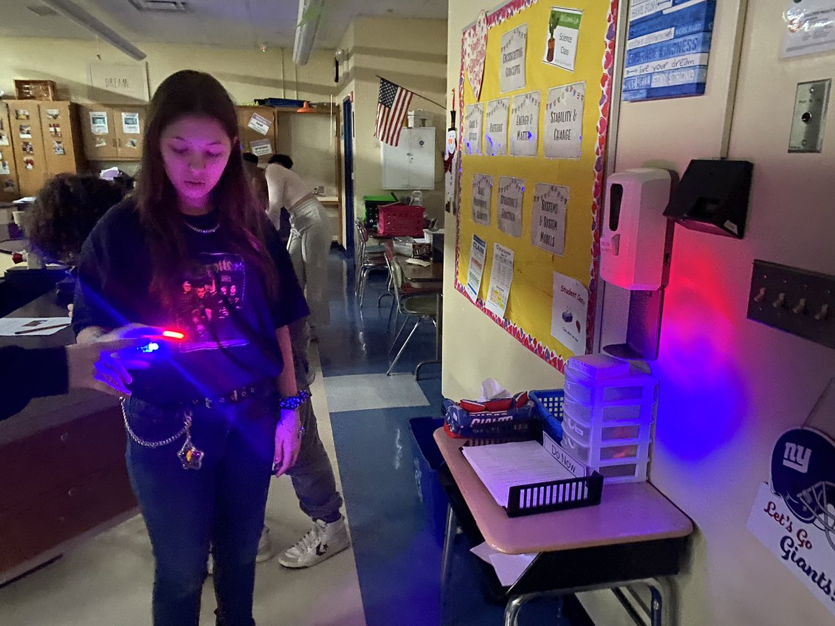 Why do we see color? Ss enjoyed experimenting with different colored lights. It’s not easy sorting M&Ms under blue, green and red light! @FreddieShaker @TheVilleSMS