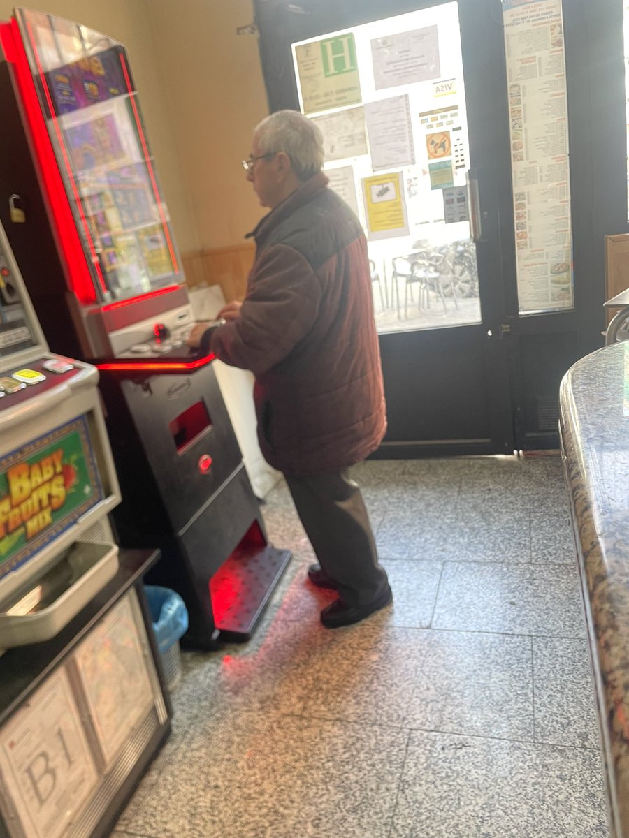 El yayo ha dicho que hasta que no le toque el jackpot no se mueve de la 100colores, dice que se a gastado ya la pensión suya y de su mujer, pero que la máquina está caliente y si hace falta vende el BMW.