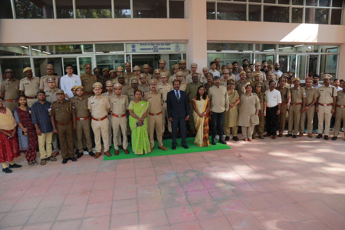 GstSalem's tweet photo. On the occasion of 75th Republic Day, Hon'ble Commissioner Shri Sidlingappa Teli IRS unfurled the National Flag and addressed the Officers and Staff of Salem GST &amp; Central Excise Commissionerate.
#HappyRepublicDay2024 https://t.co/46gT9ZH2HD