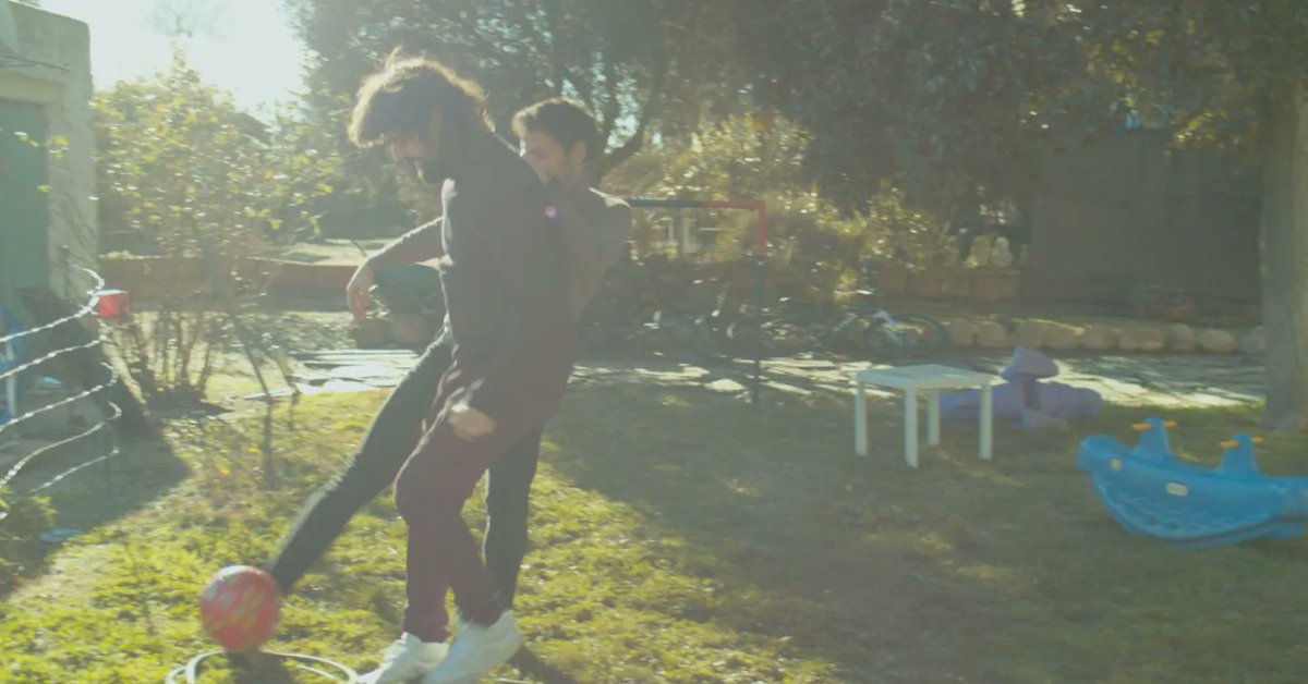 🔴 Ya hemos empezado a grabar guitarras. 🎸 Nos encerramos unos días en el estudio de Chiloé a probar lineas, arreglos, sonidos y dar unas patadas y mimos a Vincent y a Chiki. Esto va sonando. 🥲 Las fotos de @CarmenMoragoM, siempre.