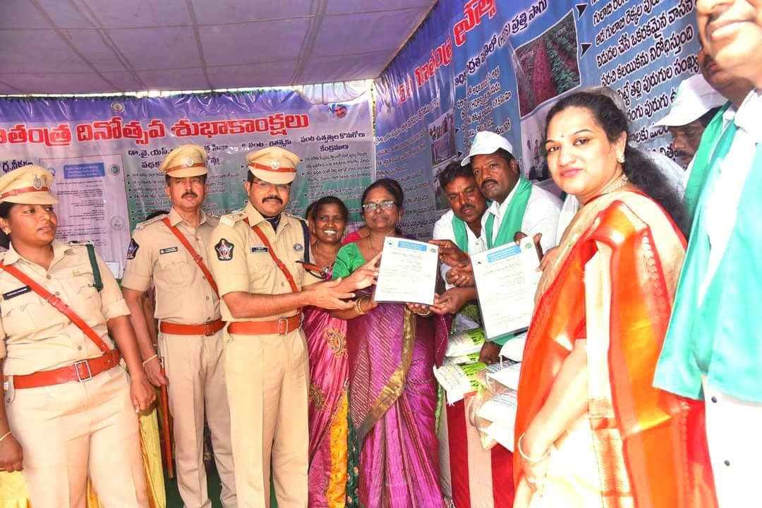 Districts Palnadu,Chittoor,Kurnool,East Godavari,Anakapalli from <a href="/APZBNF/">Andhra Pradesh Community-managed Natural Farming</a>  won awards for their excellence in #naturalfarming during 75th #RepublicDay2024  celebrations. <a href="/vijaythallam/">Vijay</a>, <a href="/AndhraPradeshCM/">CMO Andhra Pradesh</a>, <a href="/ap_agriculture/">Commissioner of Agriculture, Andhra Pradesh</a>, <a href="/AgriGoI/">Agriculture INDIA</a>