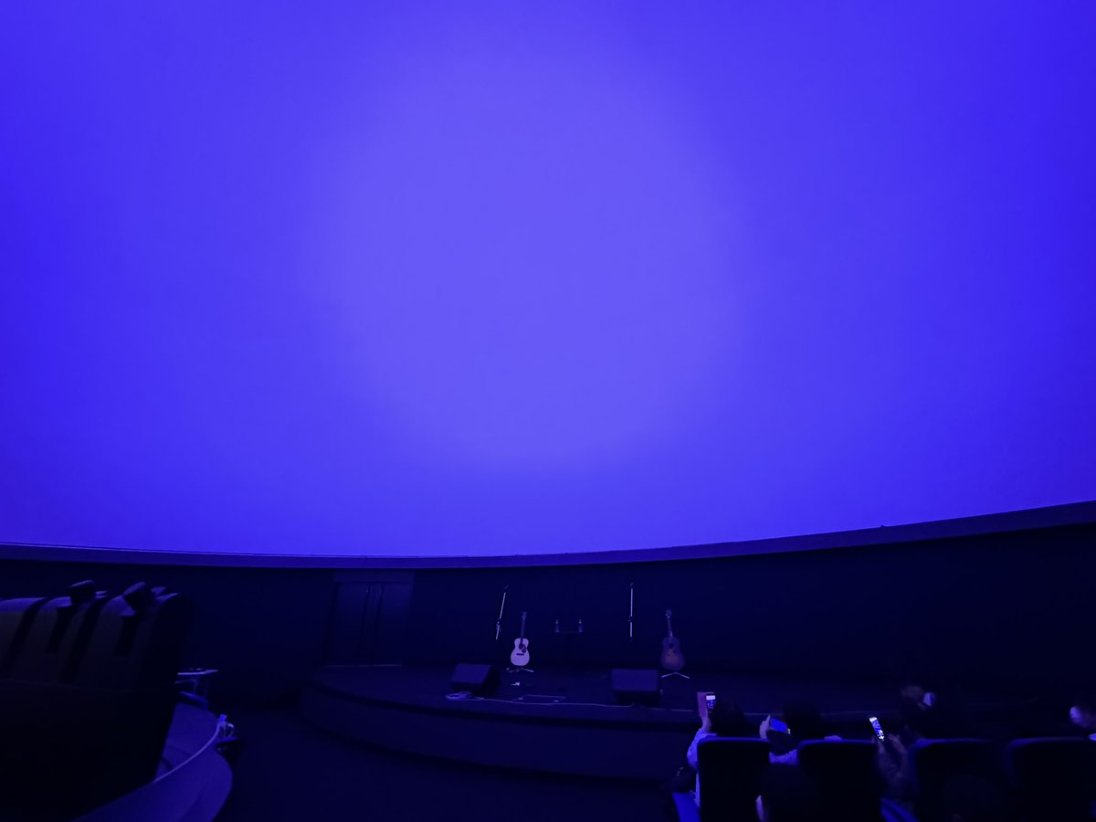 ma2bon's tweet photo. チキンナゲッツ と プラネタリウム。
360度サラウンドと360度の映像。
めっちゃくちゃよかった。
映像も曲に合わせてもらってた！

その前のCGや全天球動画もよかった〜

いろんなCG作家さんや、カメラマンや、アーチストのプラネタリウムでの表現もっとやってよさそう！

#チキンナゲッツ 
#チキナゲ https://t.co/ts982tPEEL